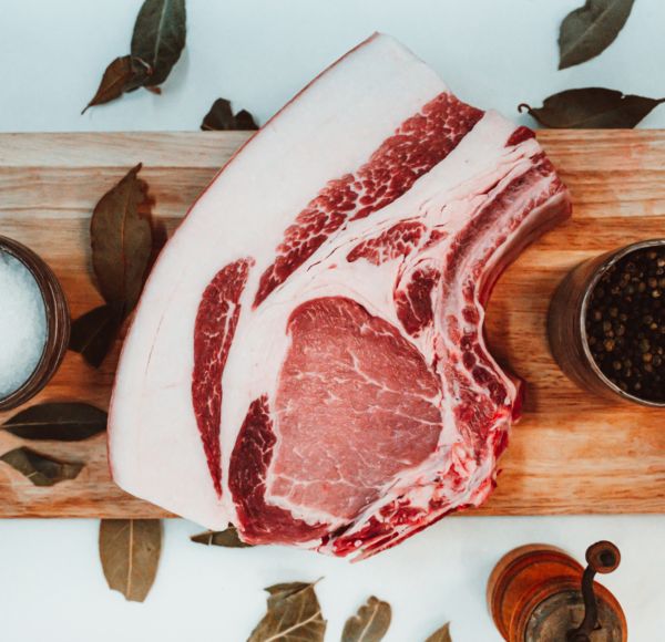 Côte filet double avec couenne de porc fermier sous-vide